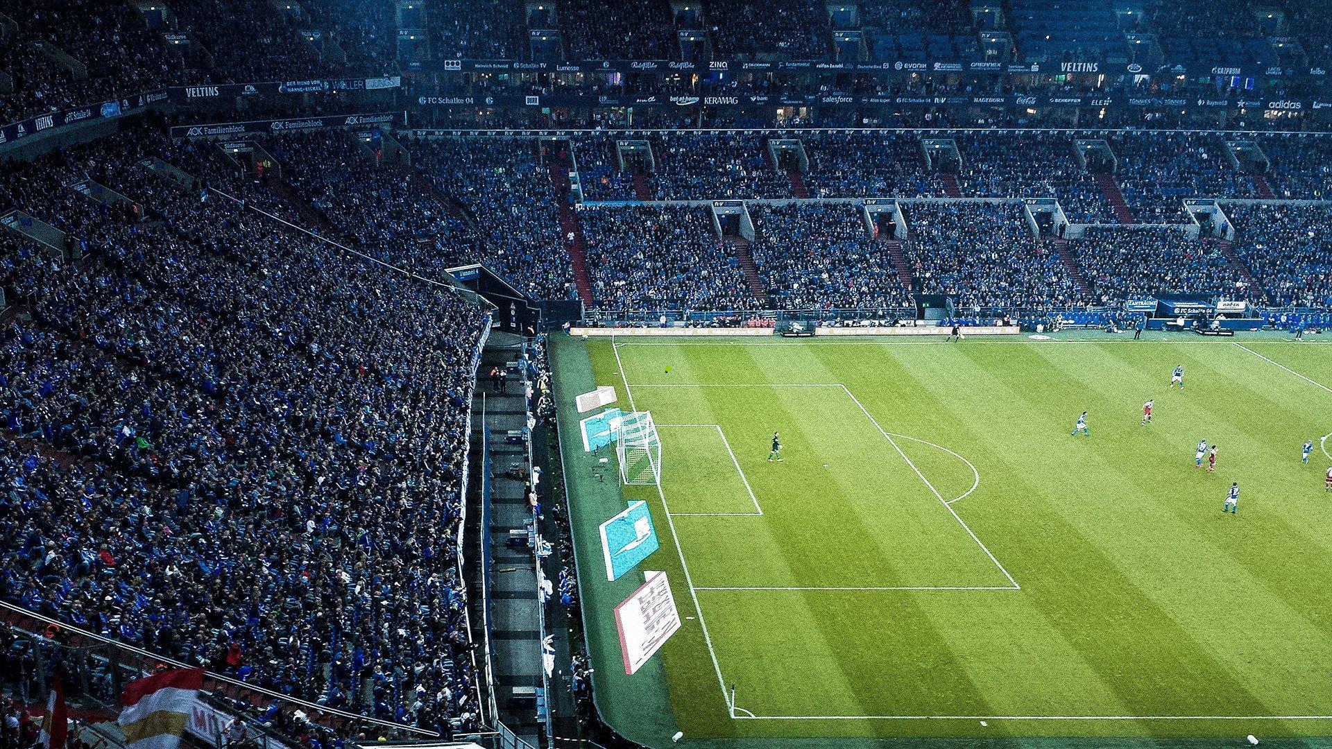 马德兴评国足逆境自救赢得尊重，球迷激情重燃照亮未来之路