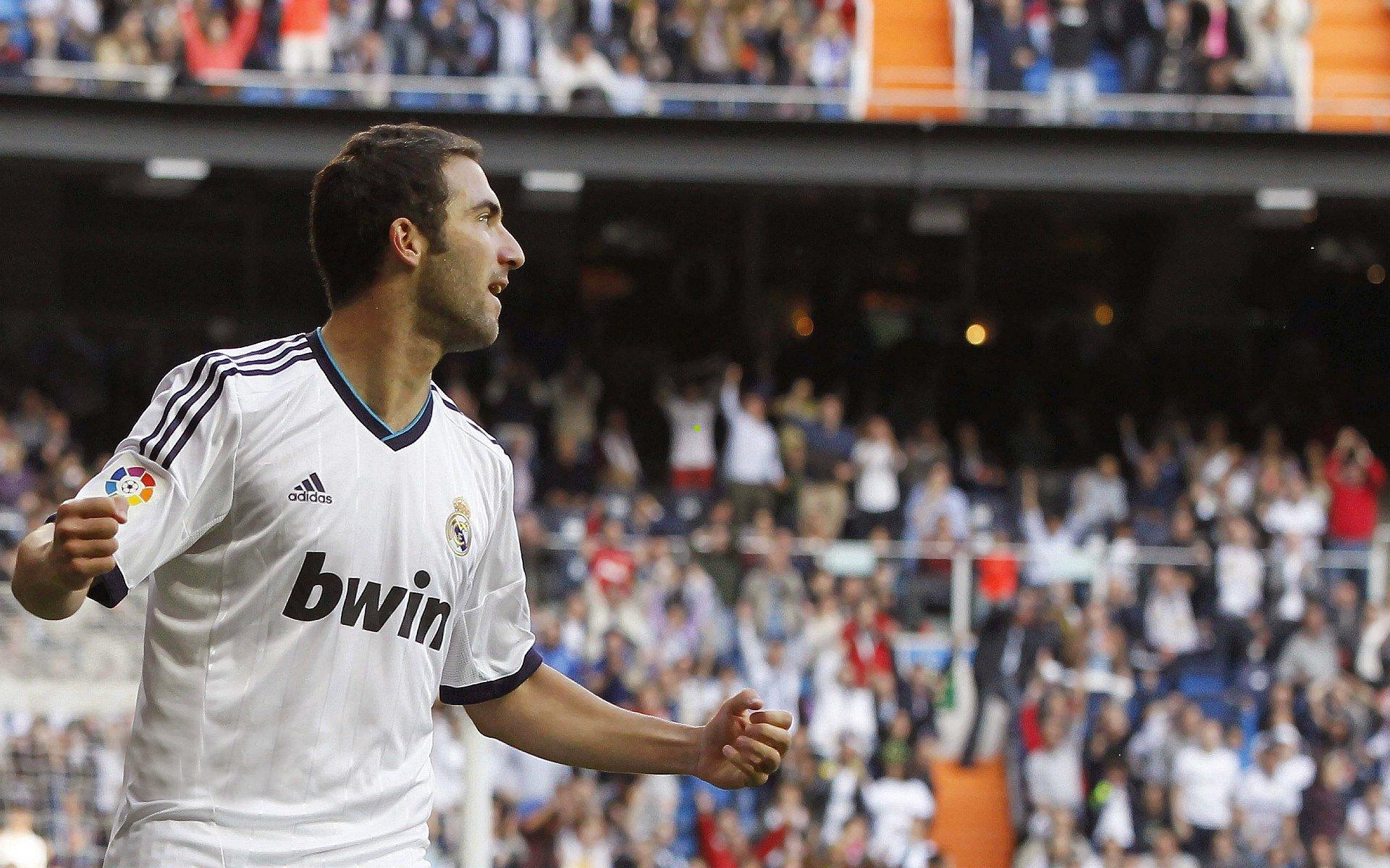 【开云】德甲焦点战半场风云，拜仁慕尼黑三球横扫勒沃库森，格纳布里与新星雅克松联袂爆发